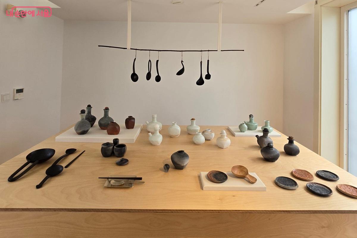 장을 다루는 도구들을 현대의 공예가들이 새롭게 해석해서 다채로운 미감을 느껴볼 수 있다. ©김은주