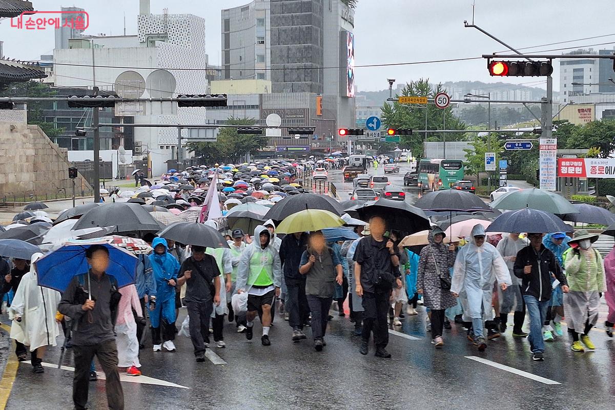 흥인지문 언덕을 오르는 시민들의 얼굴에는 밝은 웃음과 함께 이른 아침 서울의 거리를 함께 걷는다는 뿌듯함이 묻어나왔다. 