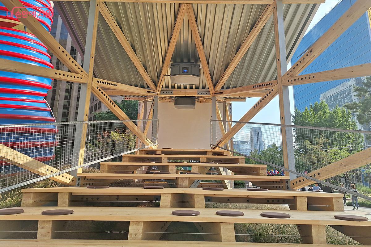 청계천의 과거와 현재에 관한 영상이 아카이브 형식으로 상영된다. &copy;백승훈 