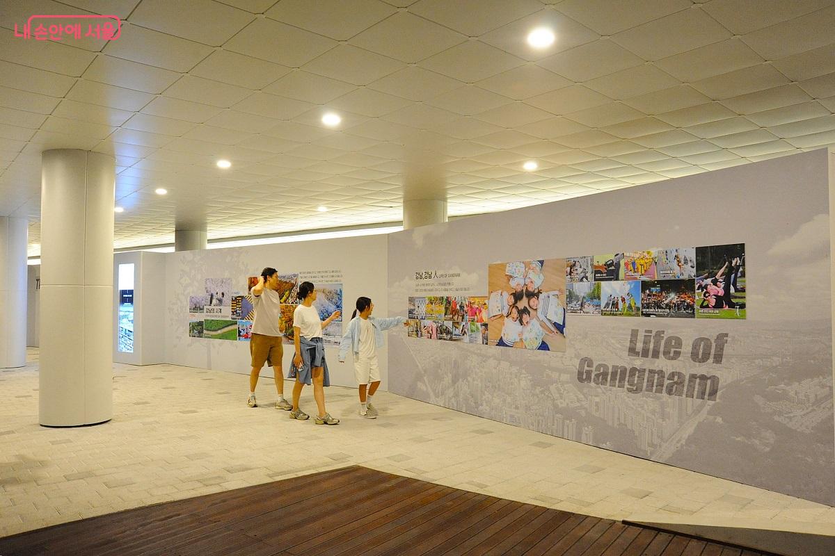 수변문화쉼터 지하층에서는 강남구 개청 50주년 기념 <우리, 강남> 사진전이 열리고 있다. &copy;조수봉