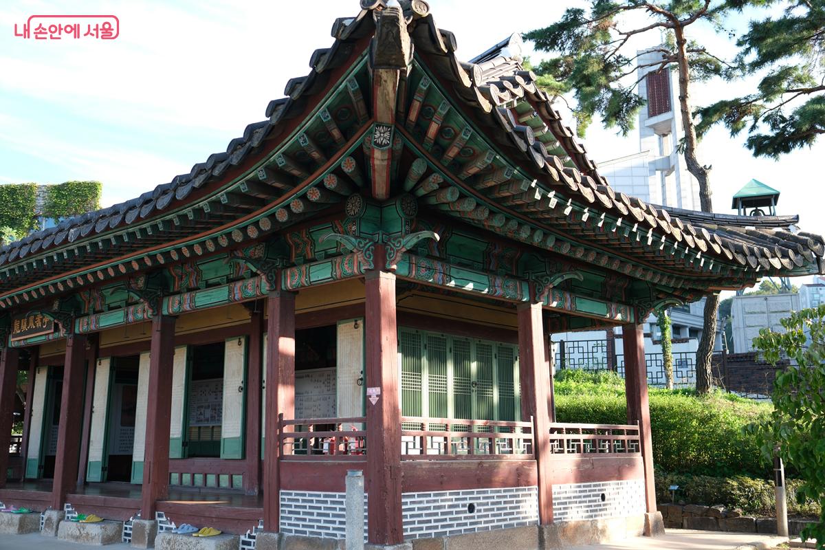 용양봉저정은 앞면 6칸·옆면 2칸 규모의 정자만 남아 있다. ©박우영