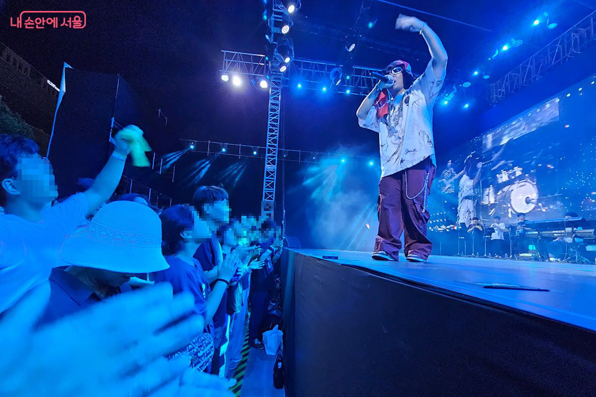 K-셔플의 열정적인 무대가 뜨거운 리듬과 퍼포먼스로 관객들의 환호를 이끌어냈다. &copy;이혜숙