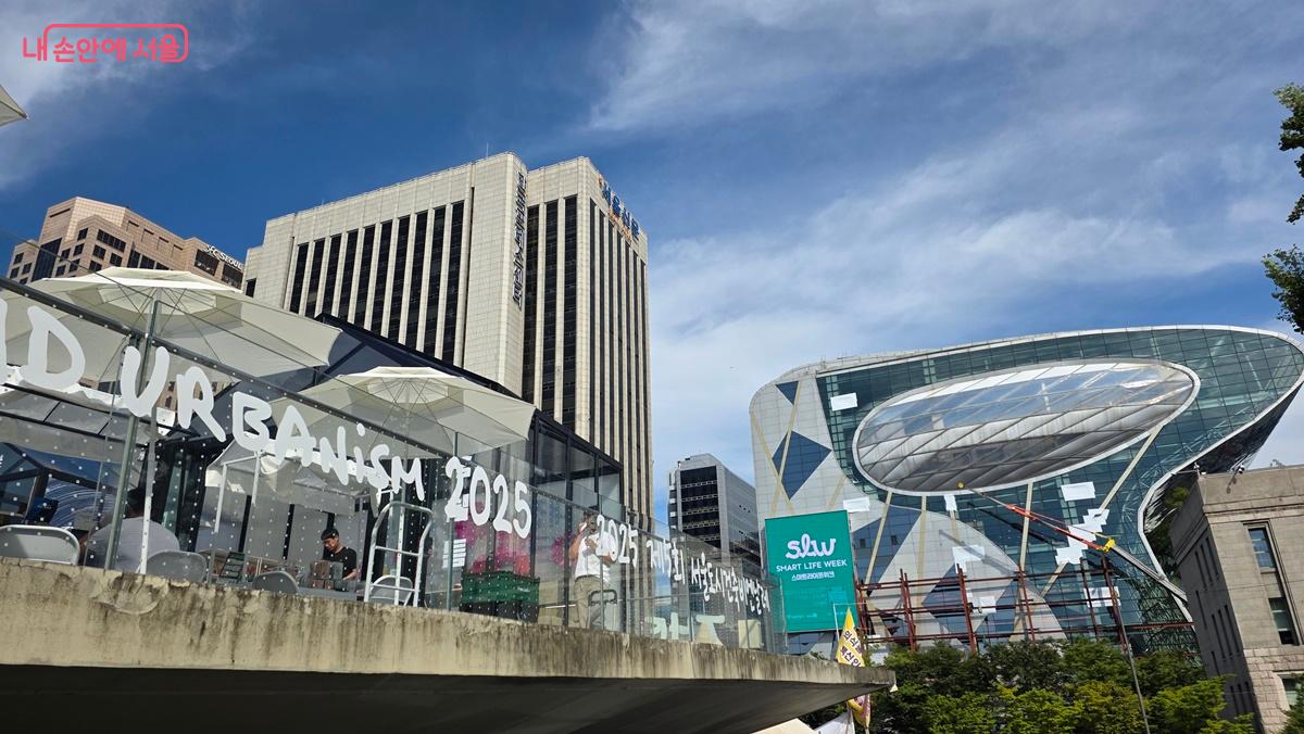 제5회 도시건축비엔날레가 열리고 있는 서울도시건축전시관과 서울시청 ⓒ최용수