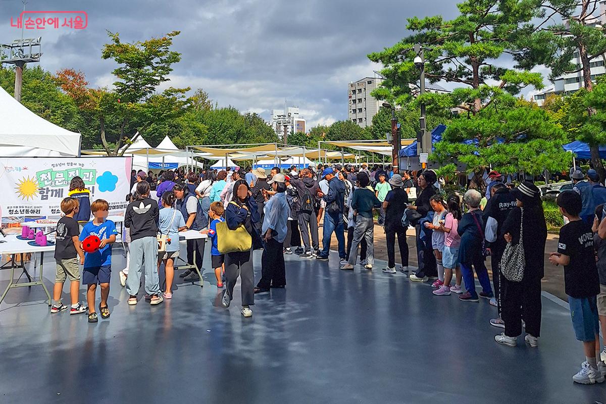 '2025 천호공원 가을축제'에 입장하기 위해 질서있게 줄을 선 시민들의 모습 
