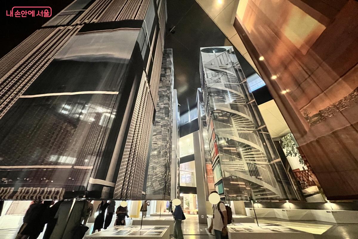 건축물의 입면을 출력해 공중에 매단 모습이 인상적이다. ©박지영 