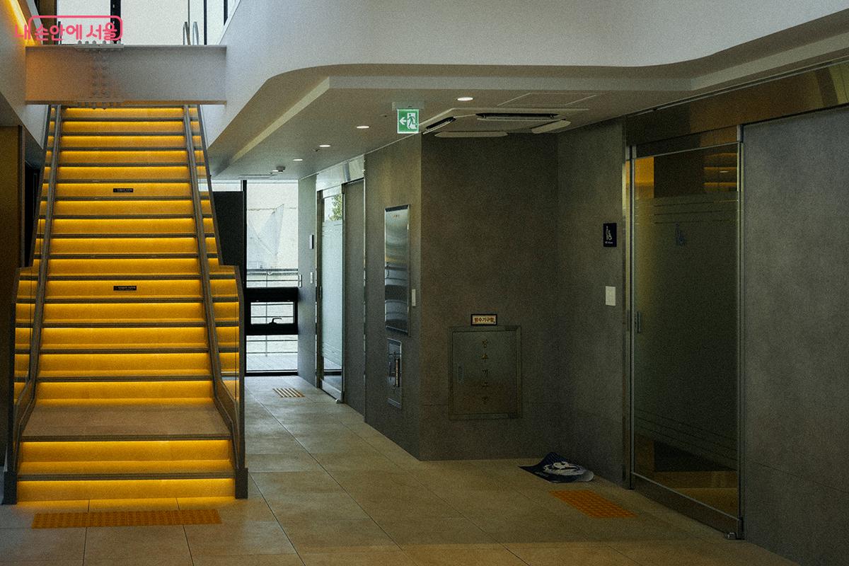 탑승 게이트 왼편에는 남녀 화장실이 있으며, 일부 칸은 휠체어 이용자를 고려해 설계됐다. &copy;김아름