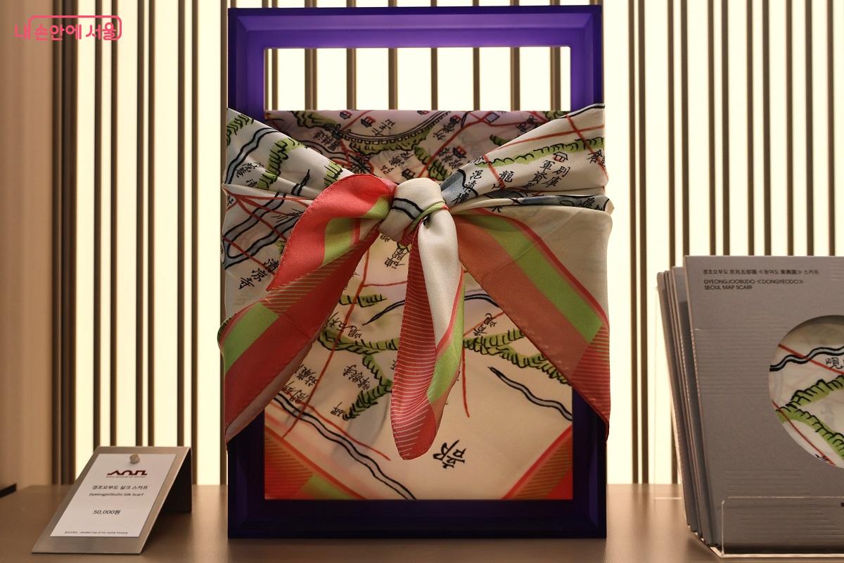 박물관의 주요 유물인 동여도에 실린 <경조오부도>에 그려진 옛 서울의 모습을 패턴화한 실크 스카프가 멋스럽다. ©이봉덕