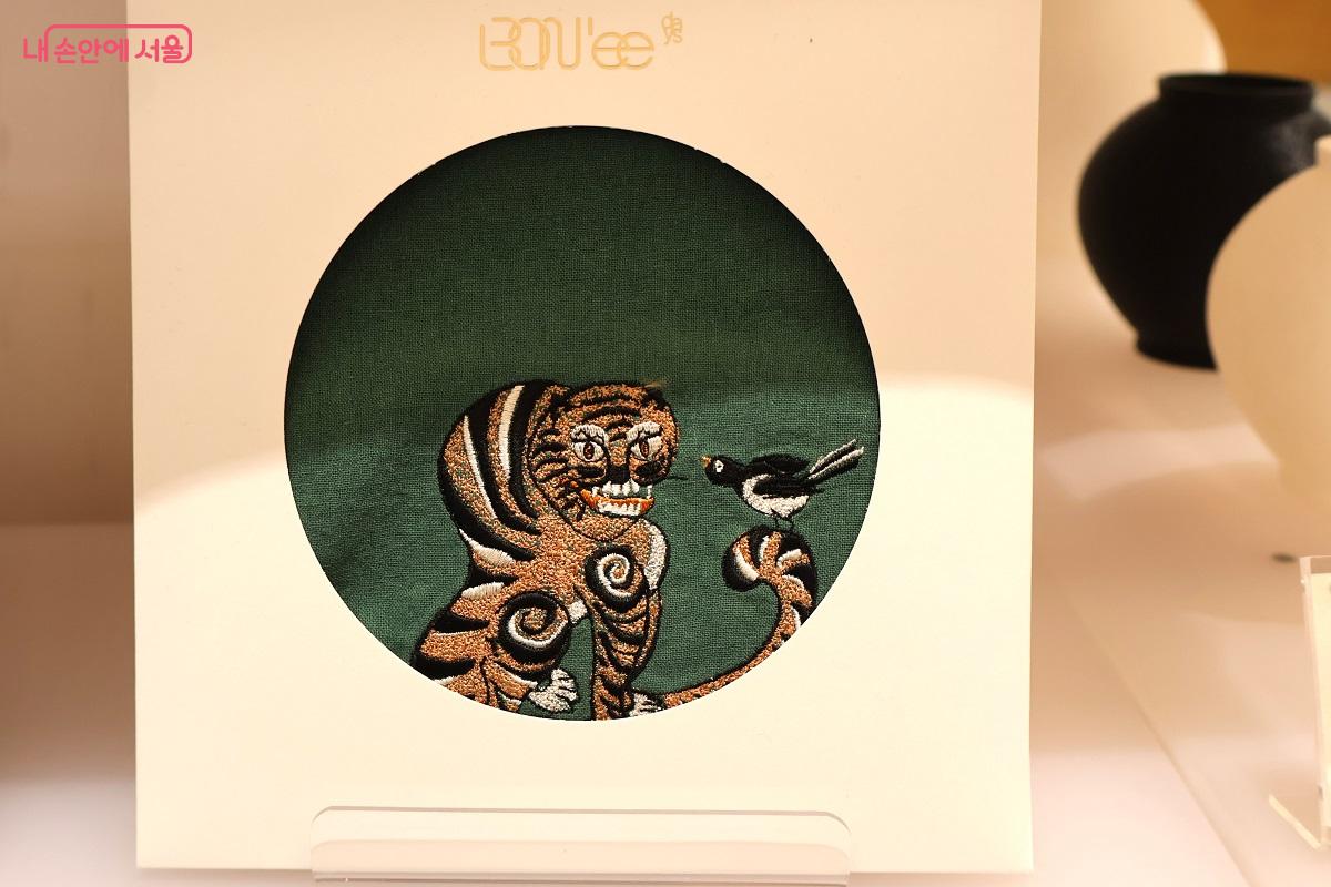 DDP 디자인스토어에 전시된 전통 민화를 자수로 표현한 호작도 자수 손수건 ©이봉덕