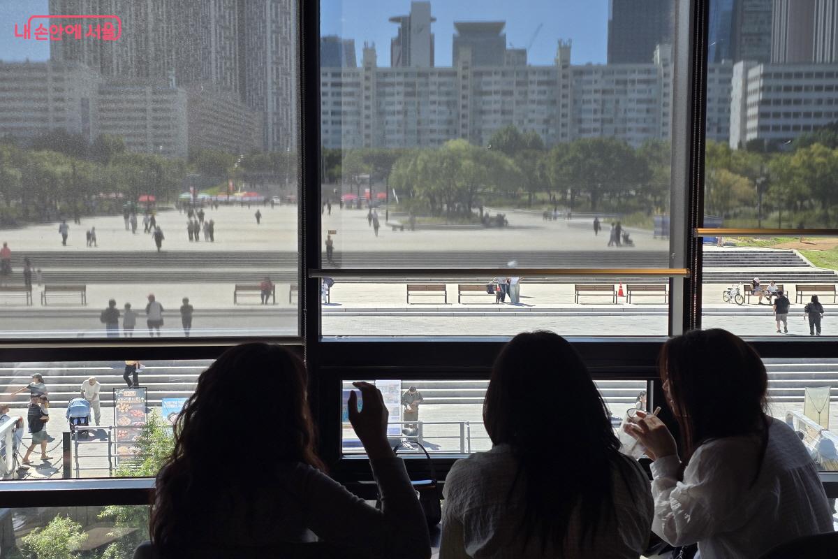 여의도 선착장 스타벅스에서 바라본 여의도 한강공원 ⓒ조송연