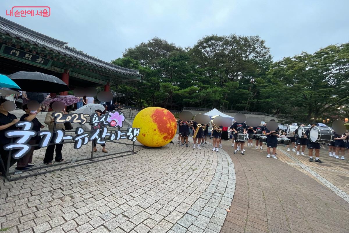 효창공원 정문 앞에서 관람객들을 향해 멋진 연주를 들려주는 학생들 ©이정민