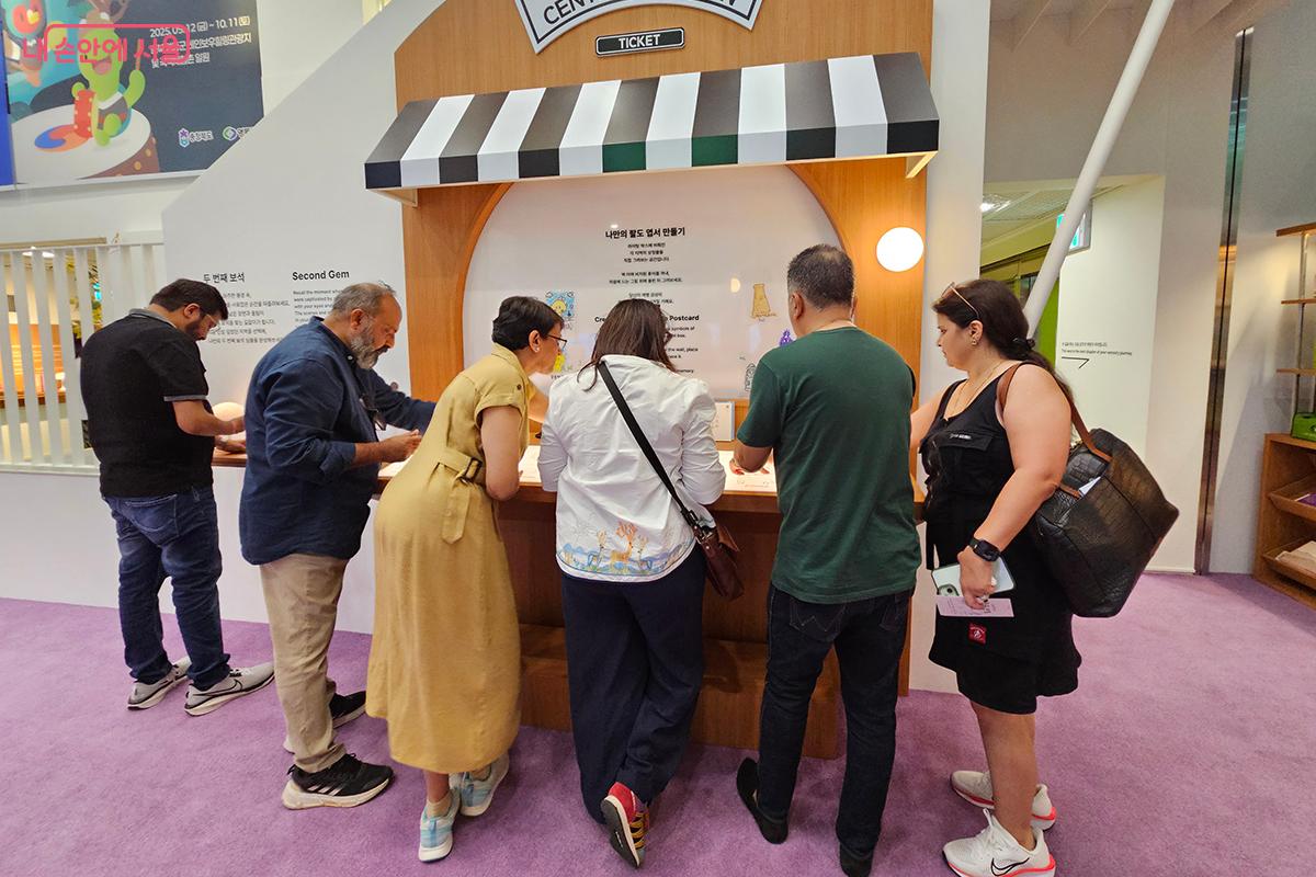 ‘나만의 팔도 엽서 만들기’는 외국인도 참여 가능하며, 팔도 지역 특색을 자유롭게 표현하는 재미있는 체험이다. ©이혜숙