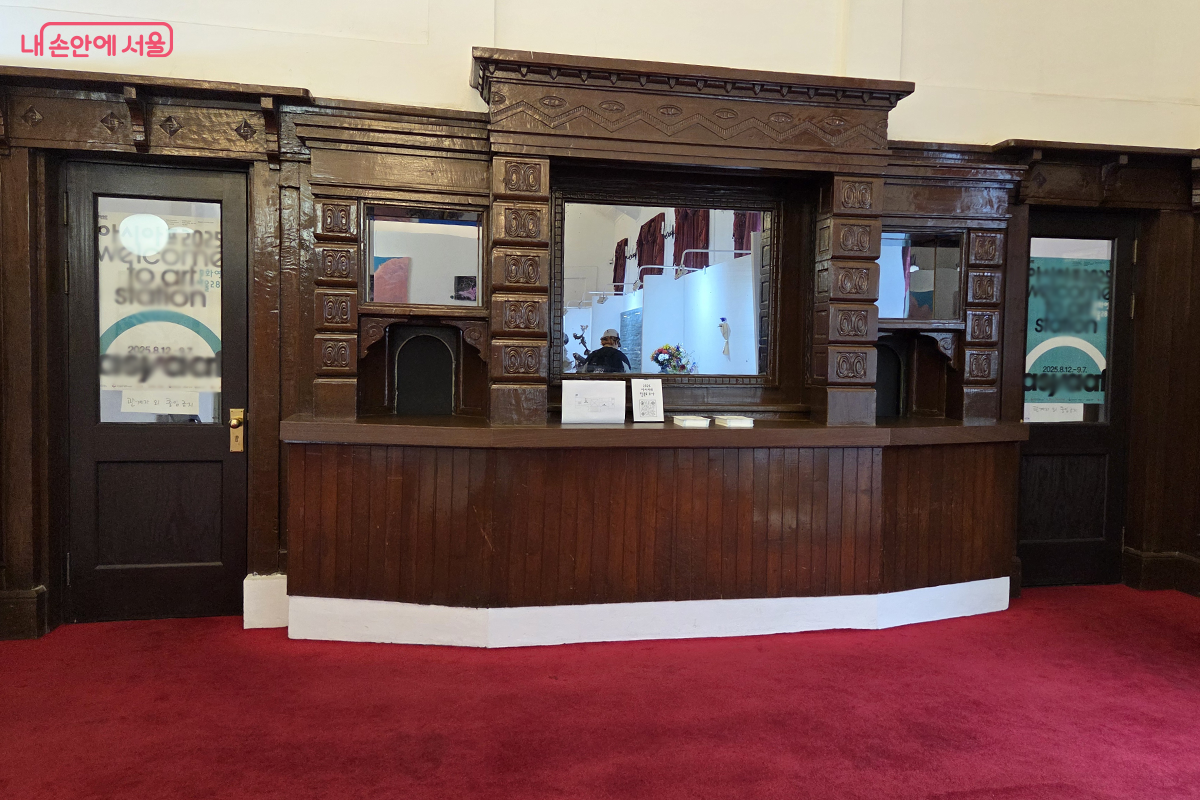 우리나라 최초의 양식당인 '그릴' 레스토랑의  붉은색 바닥과 거울 장식장 잘 어울린다. ©장미화