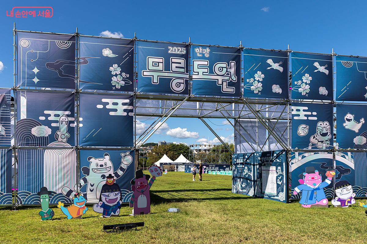 '도원의 문'이라는 대형 게이트를 지나는 순간, 정말 다른 세상에 온 기분이었다. ⓒ문청야