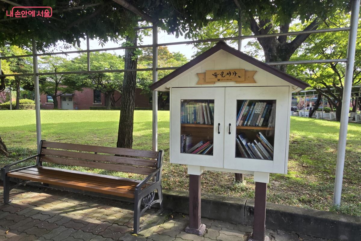 '등꽃서가', 야외 벤치나 테이블에서도 책을 들고 읽을 수 있는 공간 ©염지연