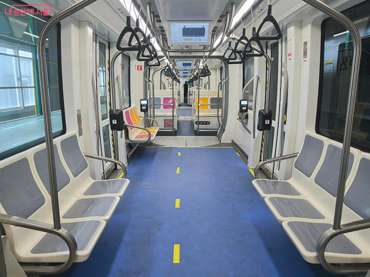 위례선 트램 차량 내부
