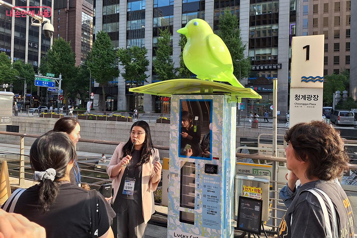 한정판 포토카드로 제작한 임정민 작가의 &lsquo;청계천 조우&rsquo; &copy;백승훈