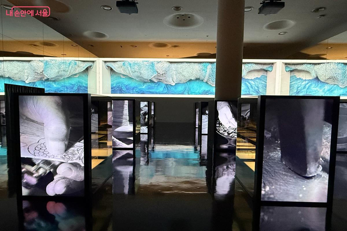 장인들의 전통공예 작품들이 미디어와 함께 전시되어 있는 공간 ©이미현