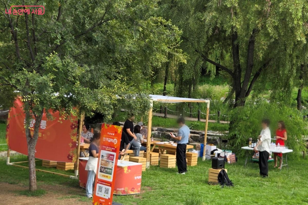 &lsquo;취향 살롱&rsquo;으로 준비한 한 모금의 쉼은 양재천의 가을 감성과 어울리는 프로그램을 준비했다. &copy;김미선