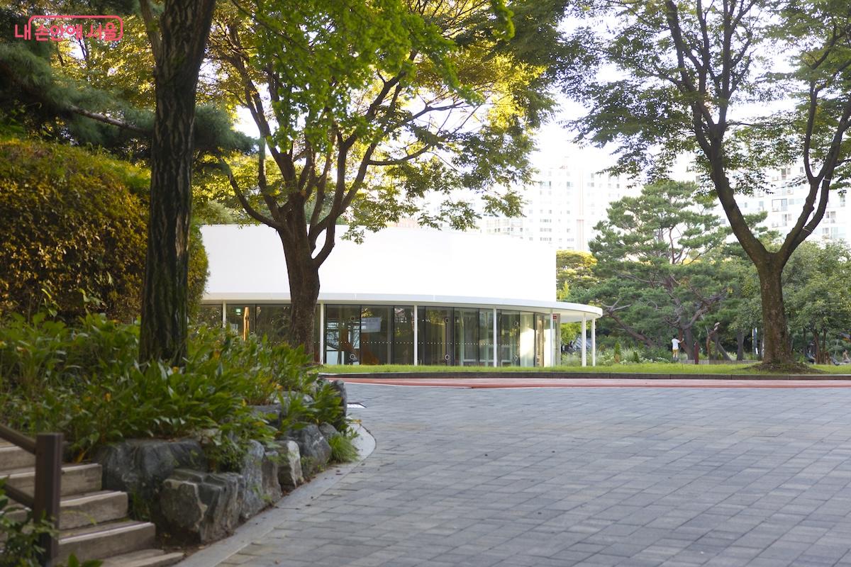 최근 양천구 '신트리공원'이 대대적인 새단장 공사를 마치고 시민들 곁으로 돌아왔다. ©임중빈