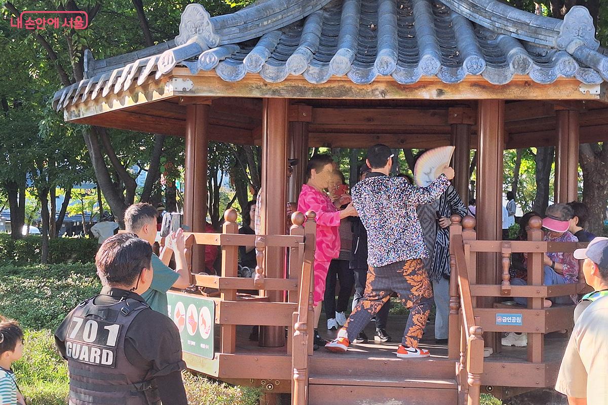 천호공원 곳곳을 누비며 시민들과 즉석에서 함께 공연하는 퍼포먼스를 선보였다.