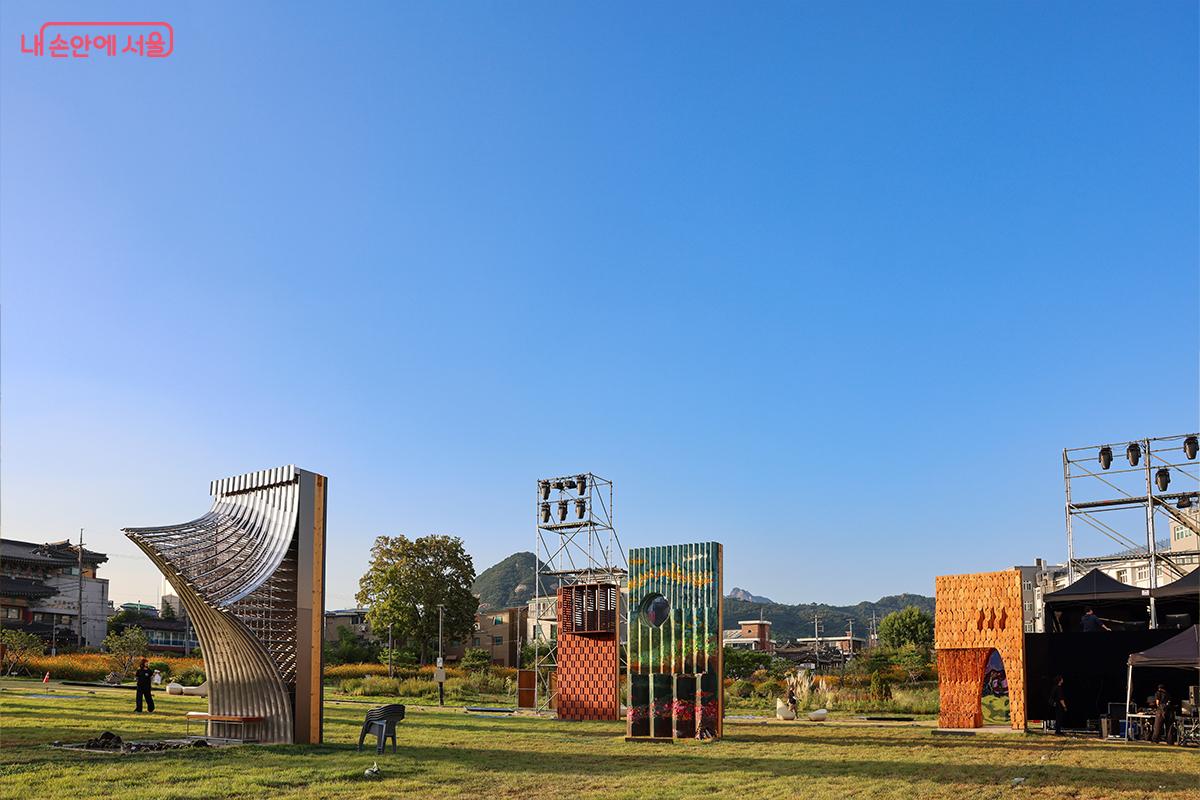 다양한 형태의 건축 작품이 모인 열린송현녹지광장 &copy;장신자