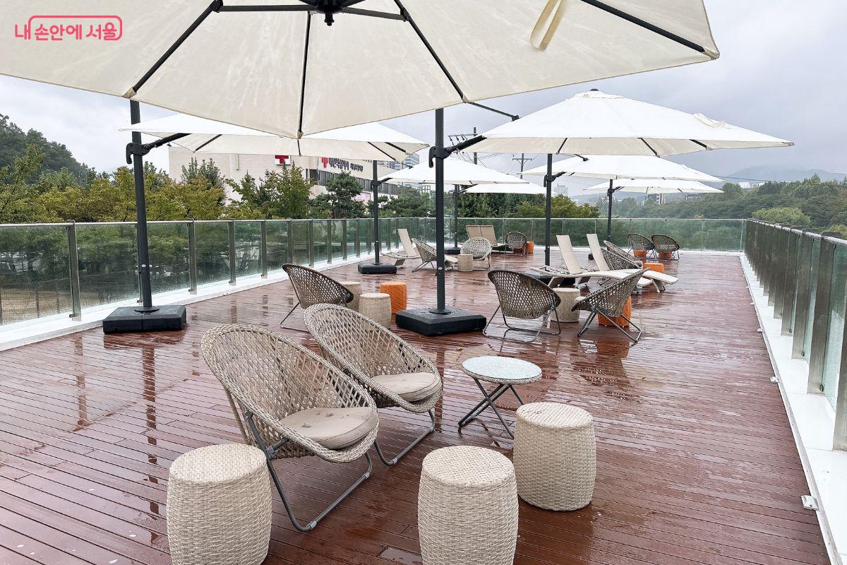 양재천의 자연을 그대로 느낄 수 있는 옥상 전망대 ©김재형
