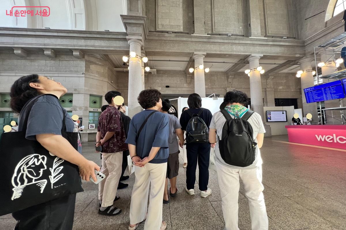 공간 투어 무료 해설에 참여한 관람객들이 도슨트를 따라 공간 설명을 듣고 있다. ©박지영
