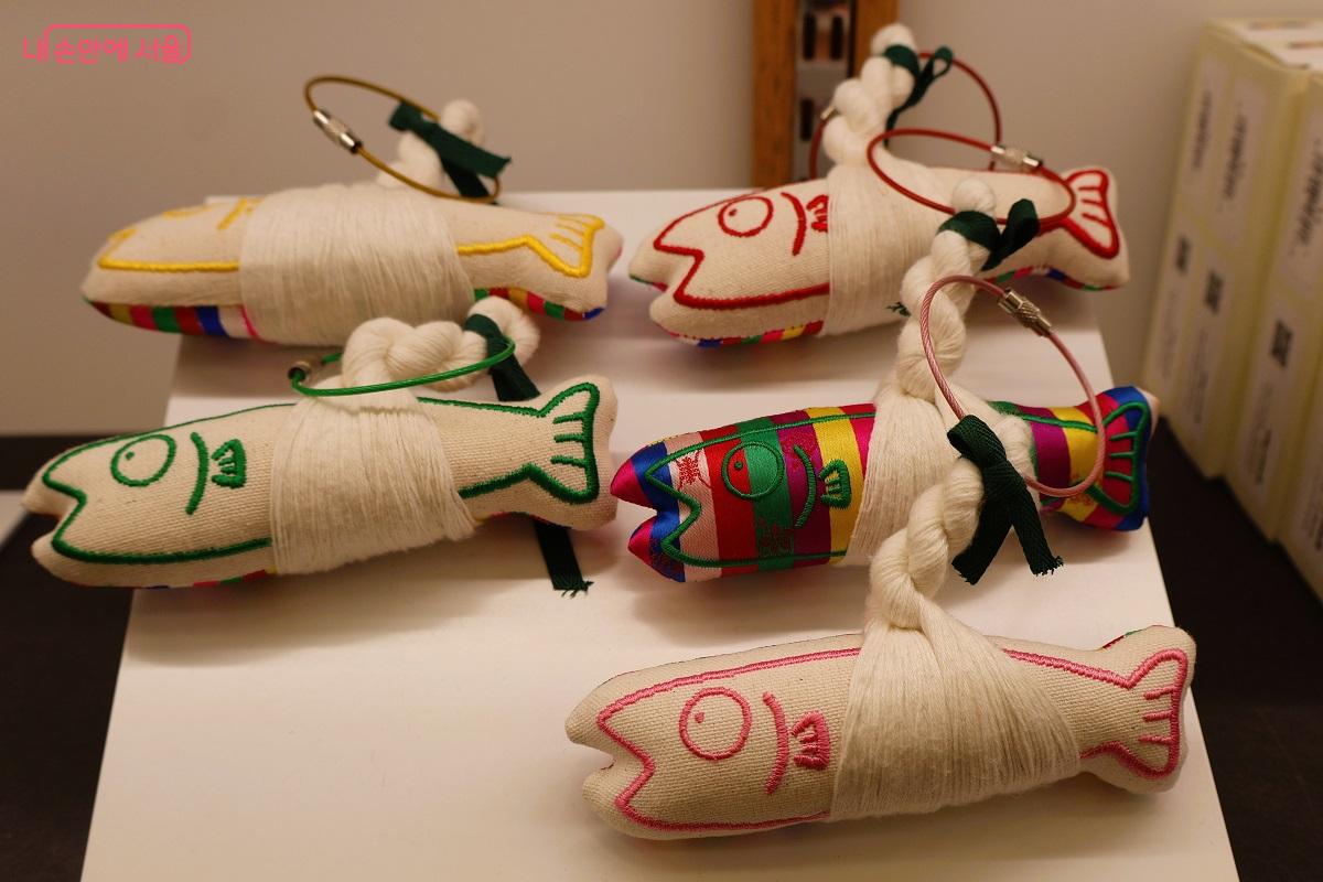 행운과 풍요를 상징하는 전통 물고기 모양 패브릭 키링 소품 ©이봉덕