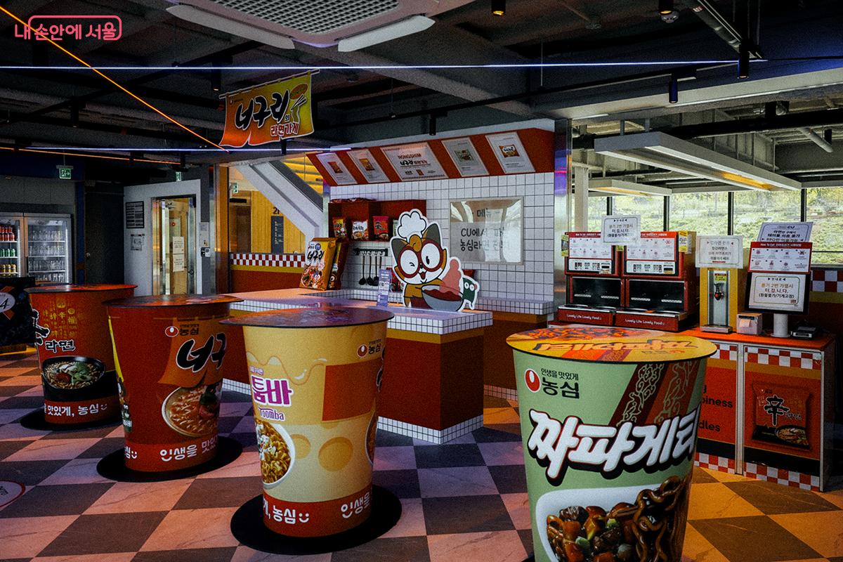 BBQ 메뉴는 창가쪽 테이블에서, 라면은 컵라면 모양의 테이블 위에서만 먹을 수 있다. &copy;김아름
