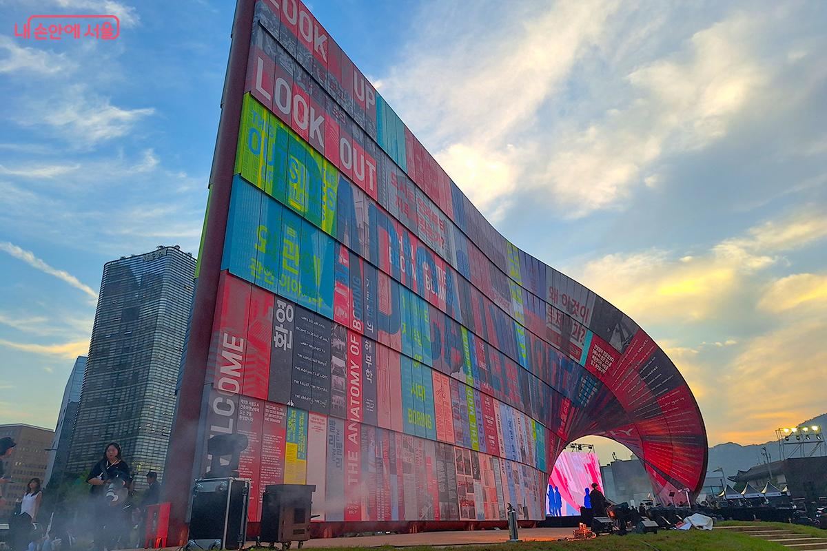 '열린송현녹지광장'에는 친환경 대형 조형물과 24개 야외조형물로 구성되는 주제전 ‘보다 사람다운 도시건축’이 진행된다. 