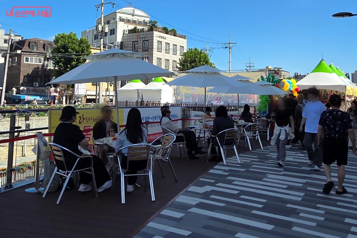 수변활력거점 공간에 테이블을 설치하기도 했다. ©김미선
