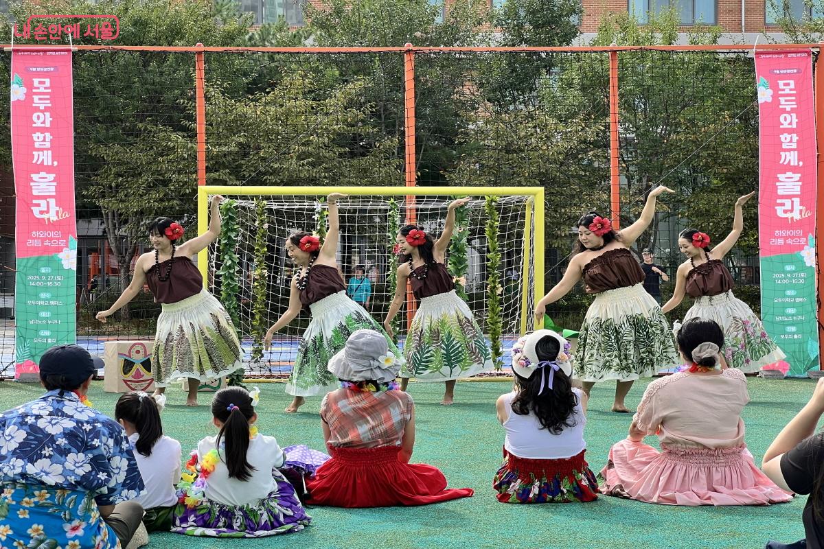 사랑스러운 동작과 표정의 훌라 춤이 시민들을 매료시켰다. ©박지영