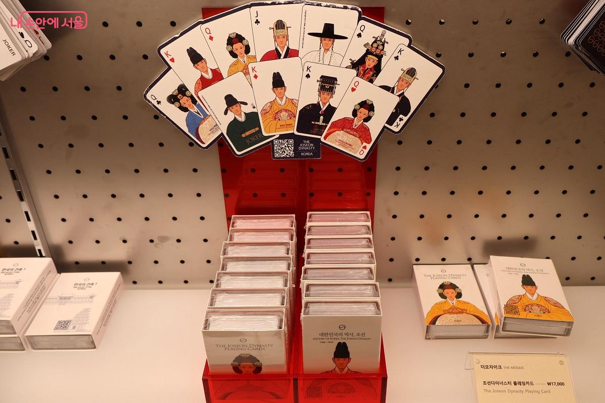 카드에 한국 전통 요소를 가미한 조선다이너스티 플레잉카드 ©이봉덕