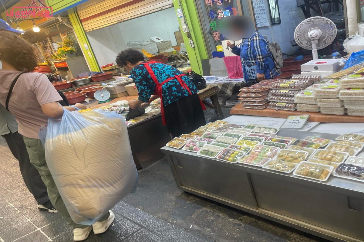다양한 종류의 떡과 전통 한과 등을 파는 중앙시장 떡집 