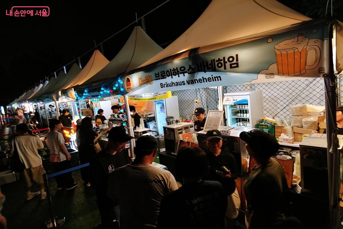 야간까지 인산인해를 이룬 지역 브루어리 &copy;김병규