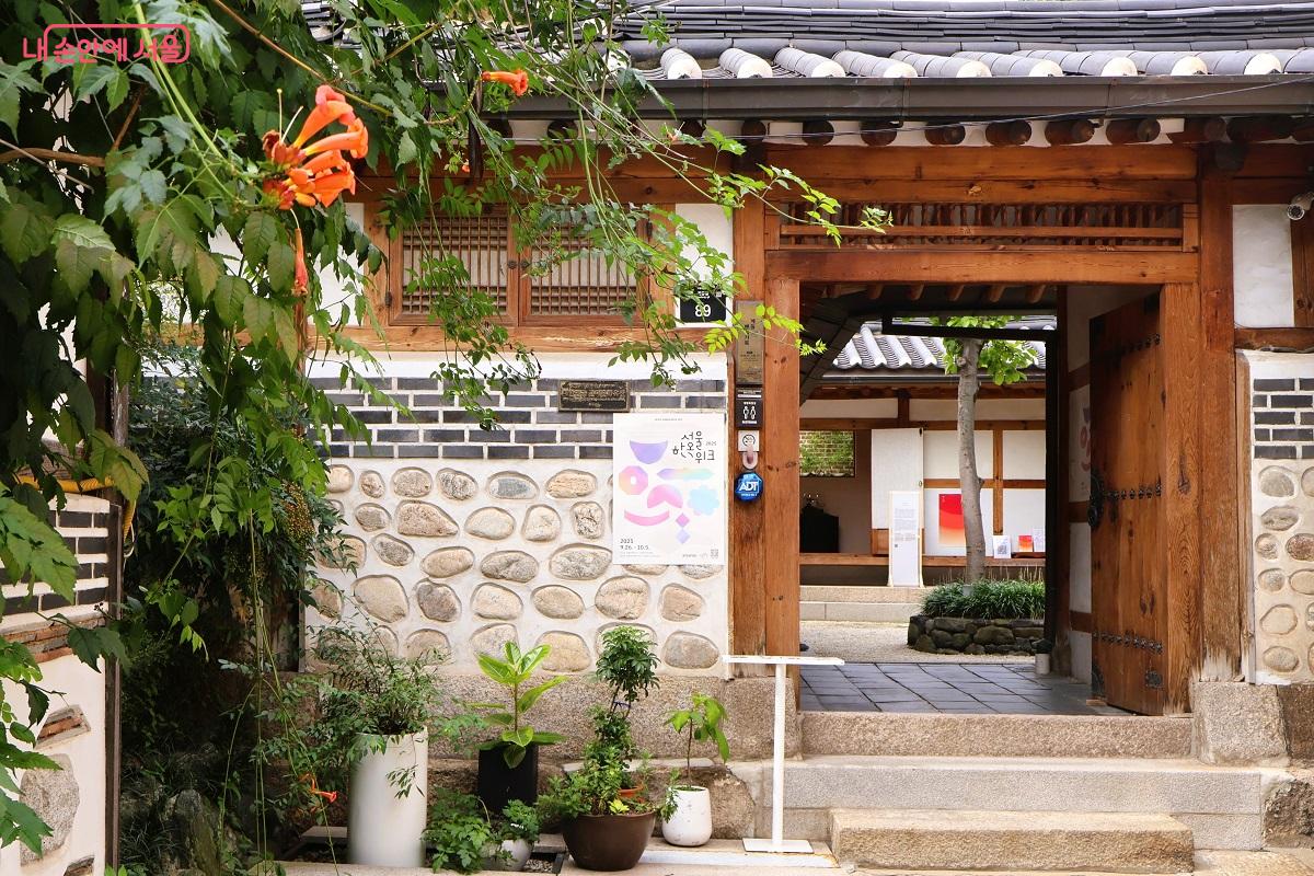 고요한 마음으로 대상을 관찰하고 이해하는 로우핸드 테라리움 '관조' 전시가 열리고 있는 배렴가옥 ©이봉덕