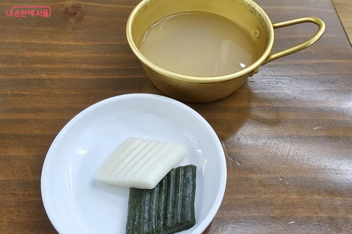 후식으로 내어 주신 진하고 달지 않은 수제 식혜와 쫄깃하고 담백한 떡 ©최정윤