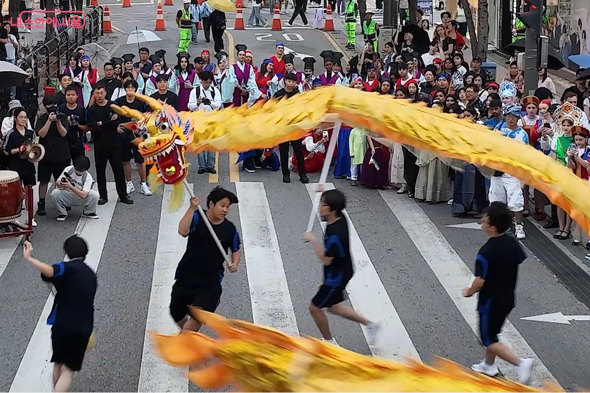 거리 퍼레이드에서 용춤을 공연하는 대만 대학생들 ©오도연