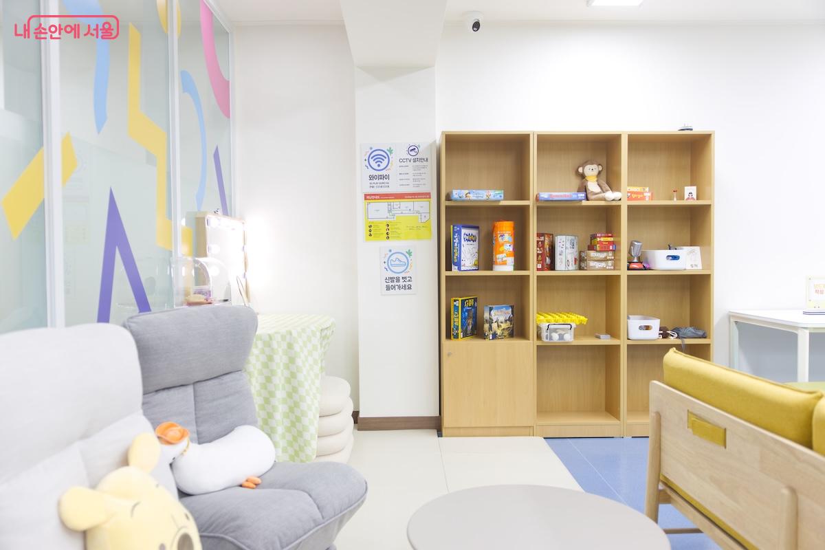 소소한 파우더룸과 보드게임을 즐길 수 있는 아늑한 공간도 마련되어 있다