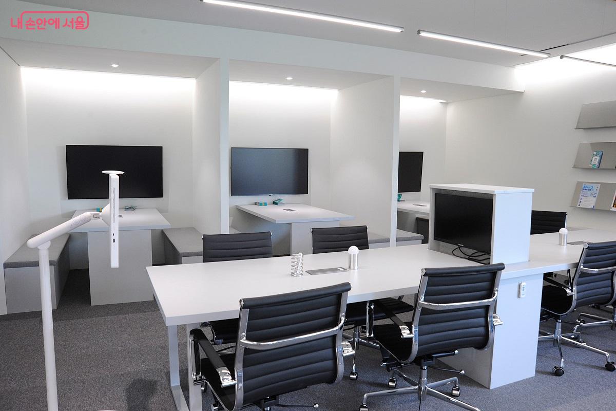 커뮤니티 라운지에는 인원수 별로 이용이 가능한 다양한 공간을 마련했다. ©조수봉