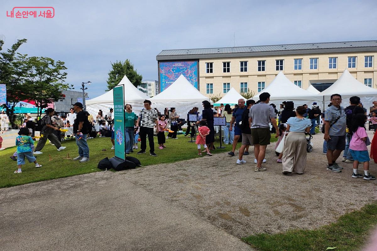 ‘세계 전통놀이 & 악기 체험’ 부스도 큰 인기를 끌었다. ©이소현