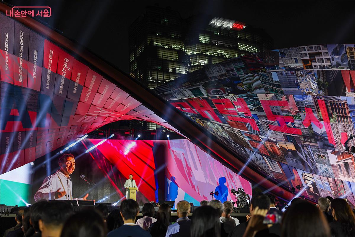 서울도시건축비엔날레 개막식에서 축사하는 건축가 &copy;장신자