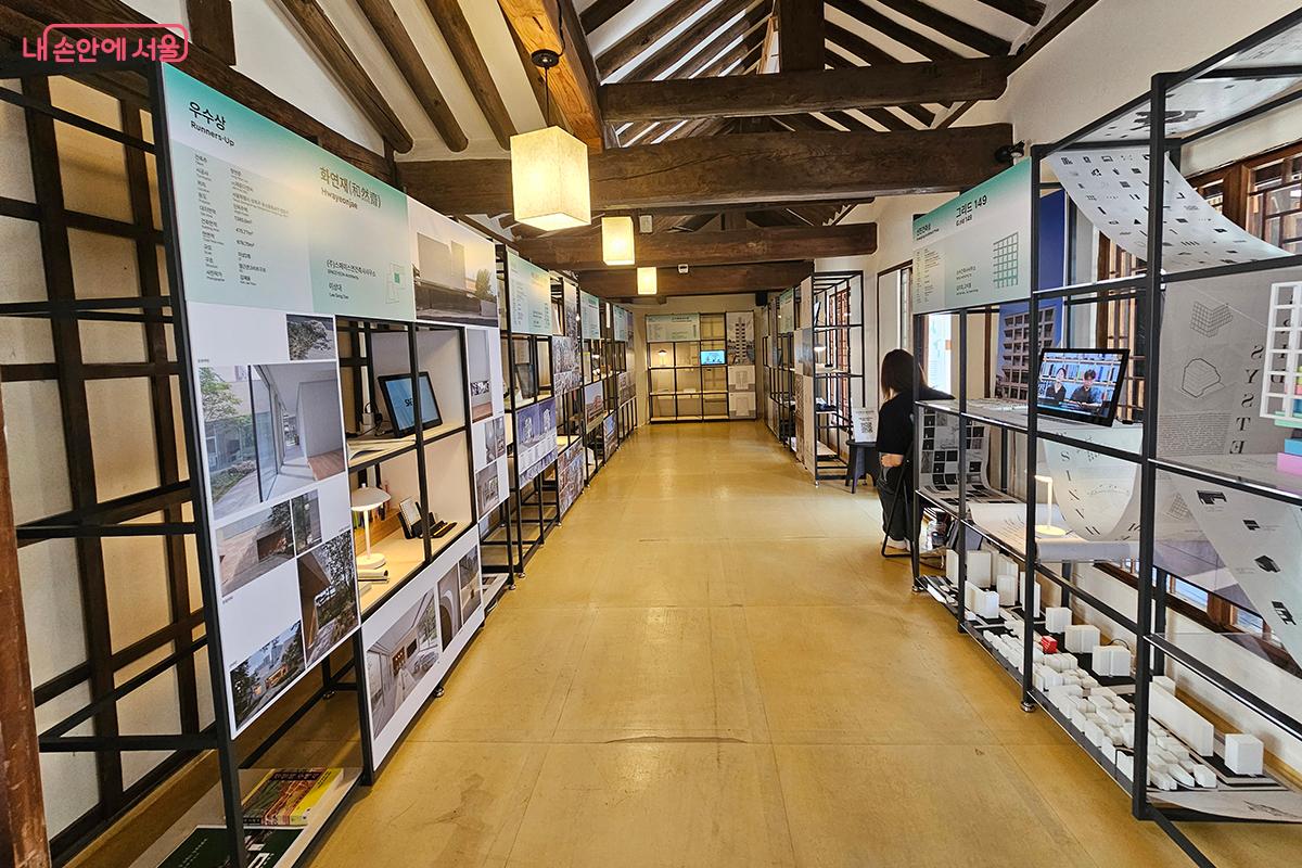 공간을 따라 걷는 순간, 건축의 사유와 치유가 도시의 소음을 잠재운다. ©백승훈