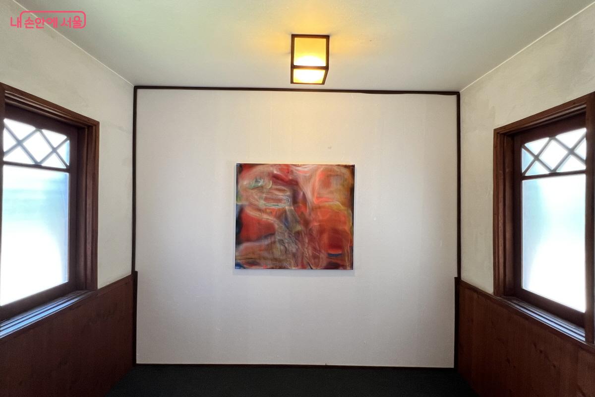 최윤희 작가의 <다시 들어가기>. 한옥에서 만나는 미술 작품이 색다르게 느껴진다. ©박지영