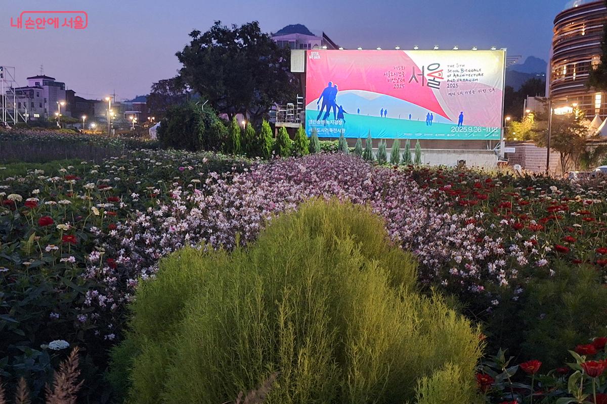 조용히 숨 쉬고 있는 풀잎 하나, 하늘을 향해 뻗어 있는 조형물의 선 하나하나에서 지속가능성과 사람에 대한 따뜻한 시선을 느낄 수 있다.