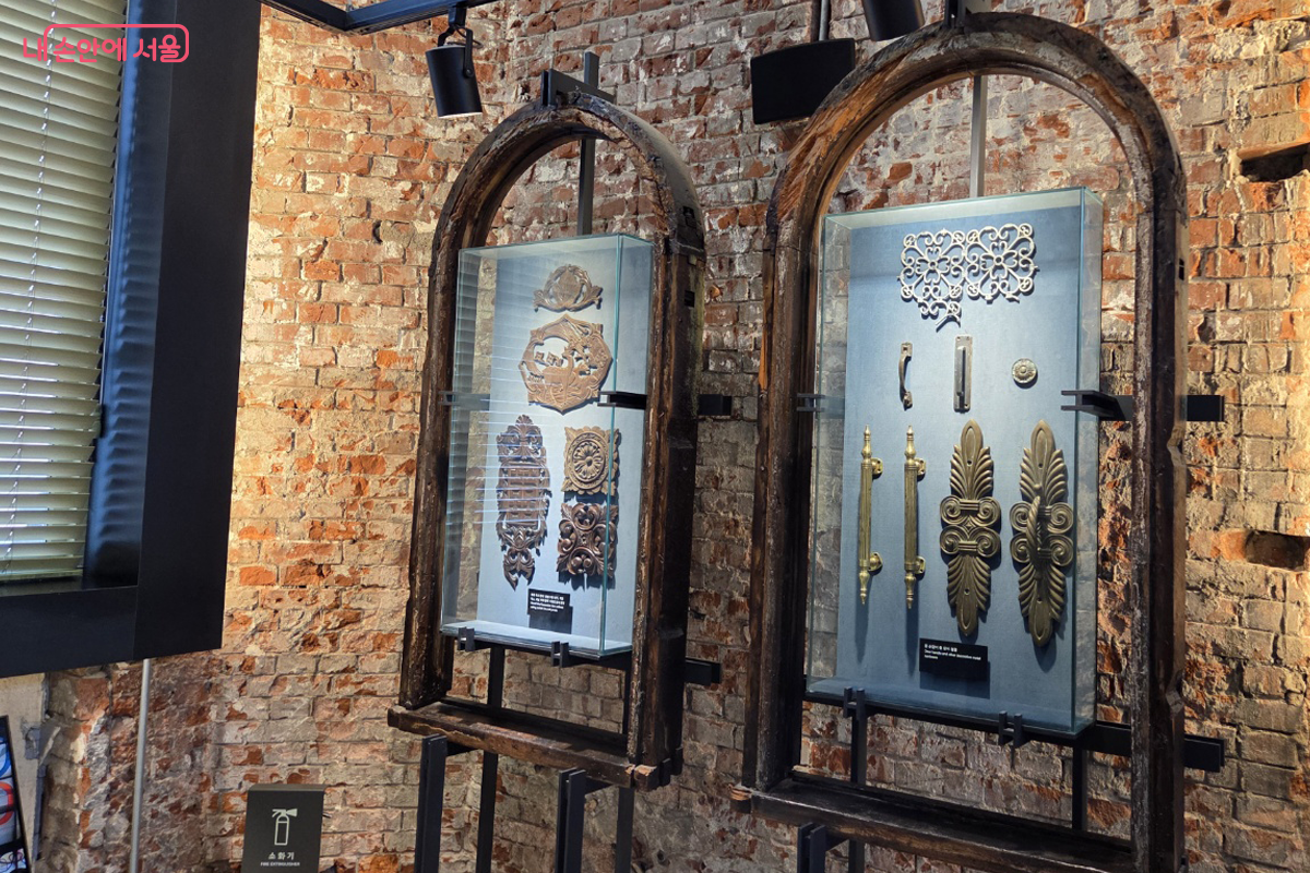 2층 복원실에는 다양한 장식과 문 손잡이 등 장식 철물이 전시되어 있다. ©장미화
