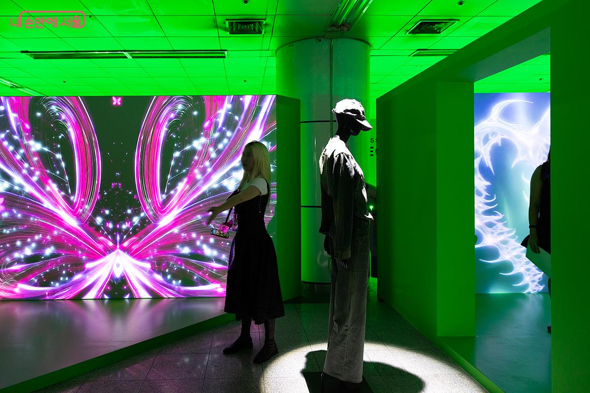 서울시의 공공 프로젝트 '서울패션로드'가 9월 2일부터 7일까지 신당역 지하 유휴공간에서 펼쳐진다. ©문청야