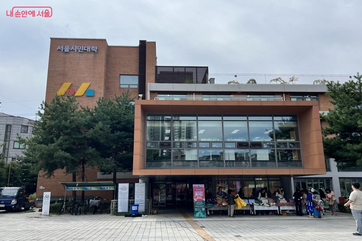 '모두의학교'는 주거지 골목에 위치한 서울시민대학 캠퍼스이다. ©박지영