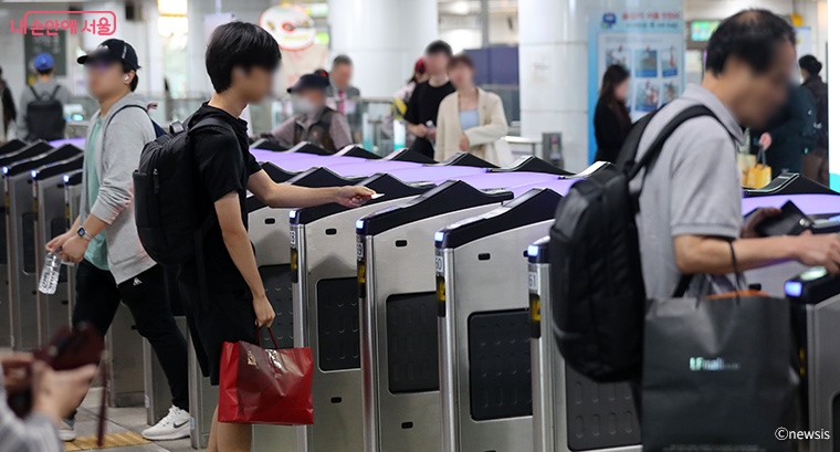 청소년·다자녀 부모·저소득층을 대상으로 기후동행카드 할인 혜택을 선보인다. 