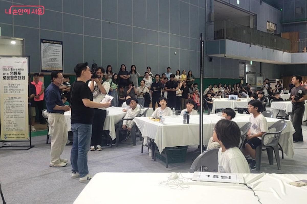 학부모들의 질문을 받고 있는 데니스 홍 교수  ⓒ김용임 